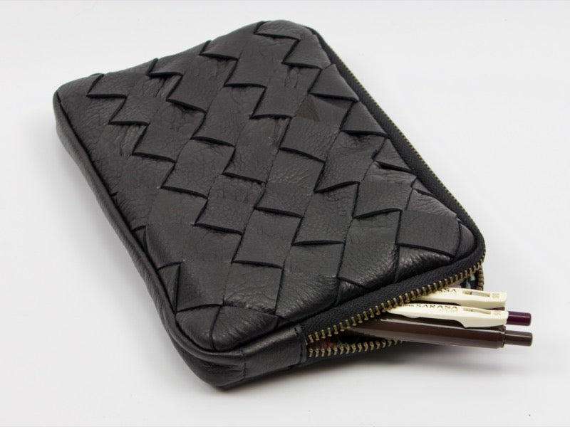 Cartera de mano tejida a mano Milloo Chloe en color negro
