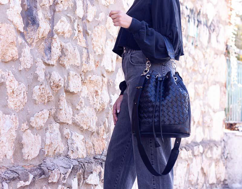 Bolso tipo cubo Milloo Danae tejido a mano en color negro